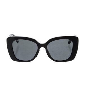 Very Good. Minor residue at lenses.